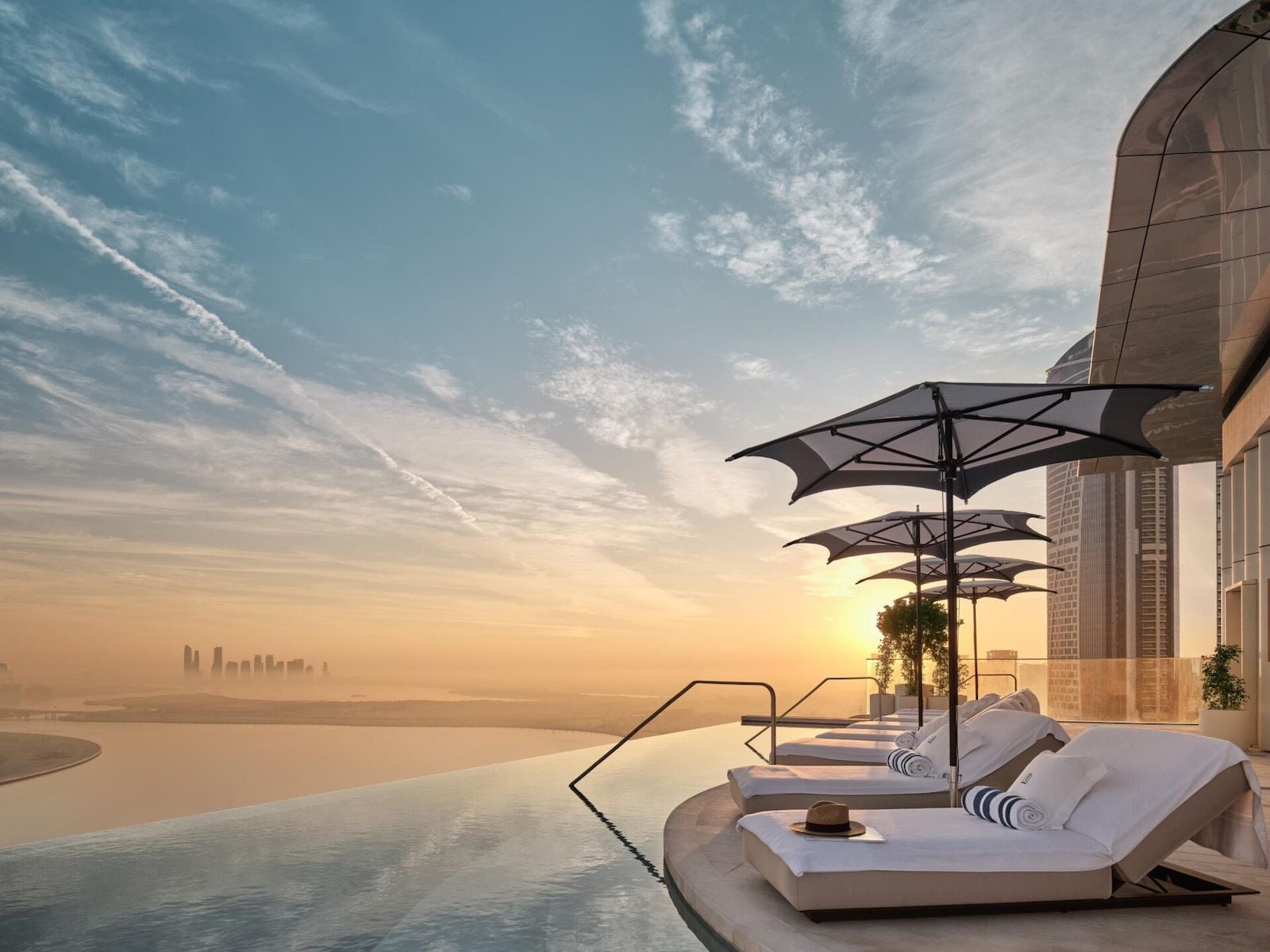 Панорама Downtown Dubai с крыши, зона High Society на рассвете