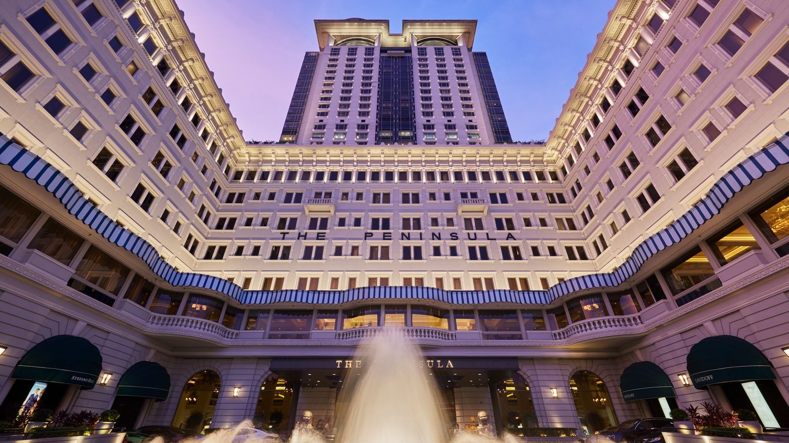 Исторический фасад The Peninsula с фонтаном в Tsim Sha Tsui