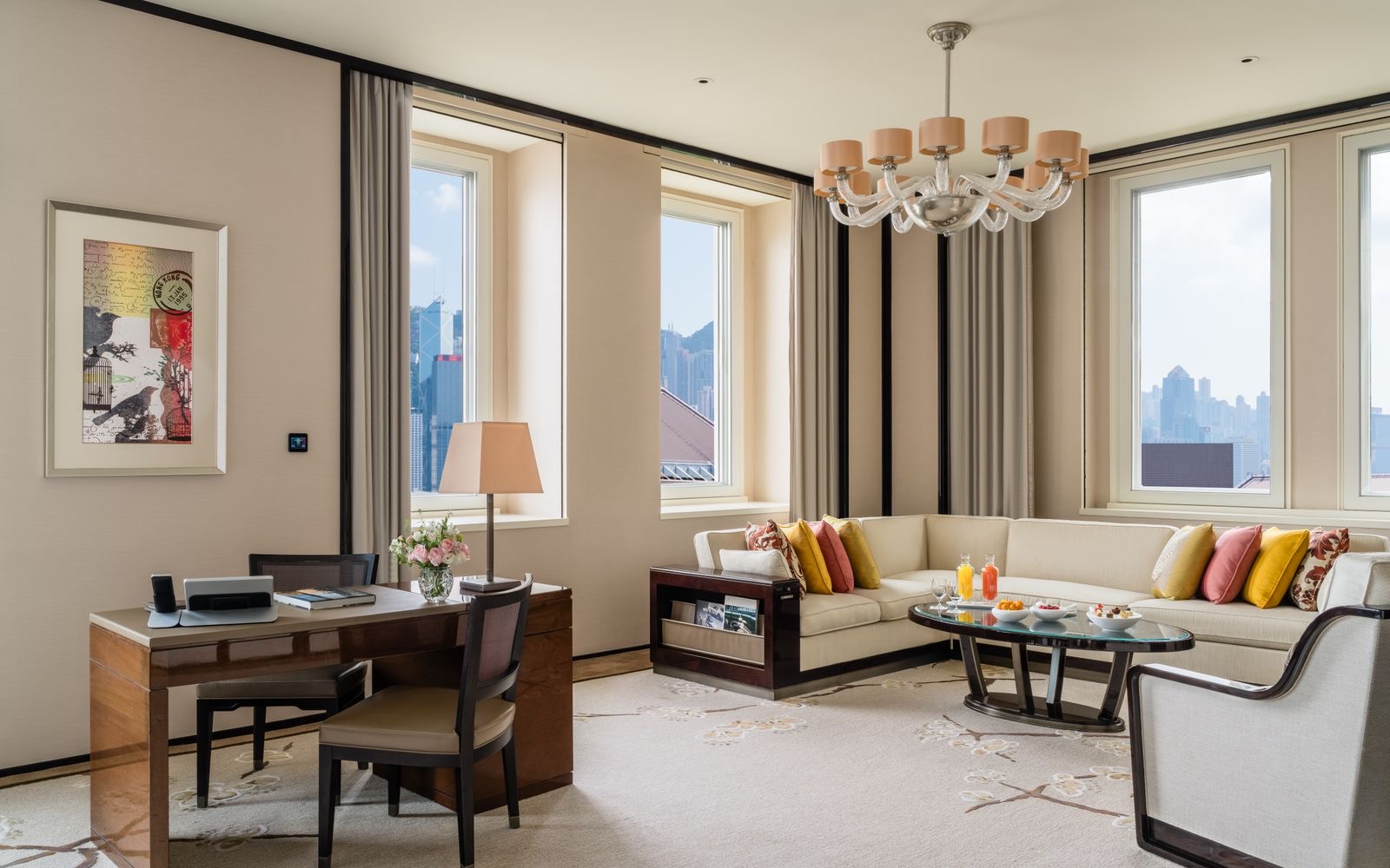 Гостиная сьюта Deluxe Suite с видом на гавань
