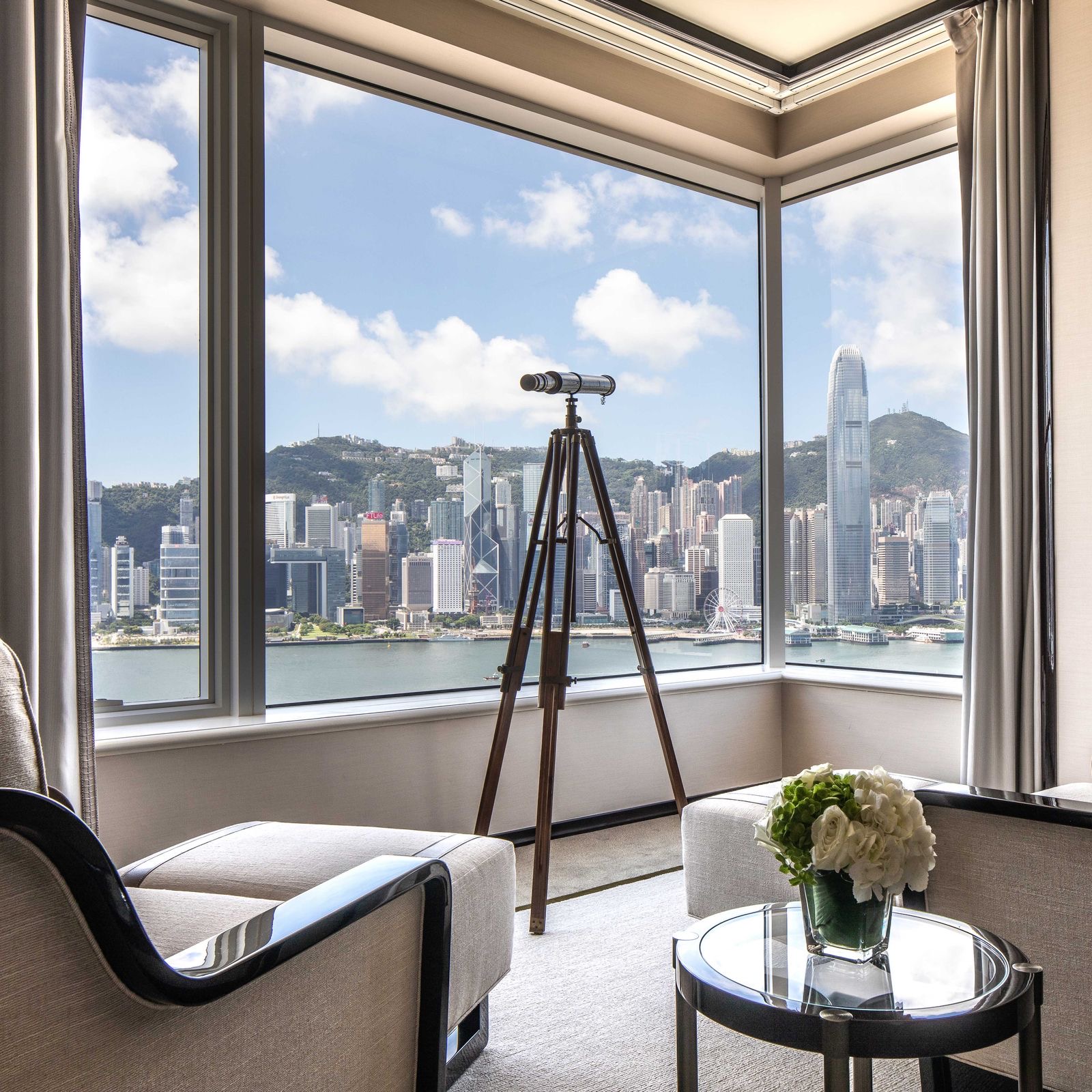 Вид на Victoria Harbour из Grand Deluxe Harbour View Suite