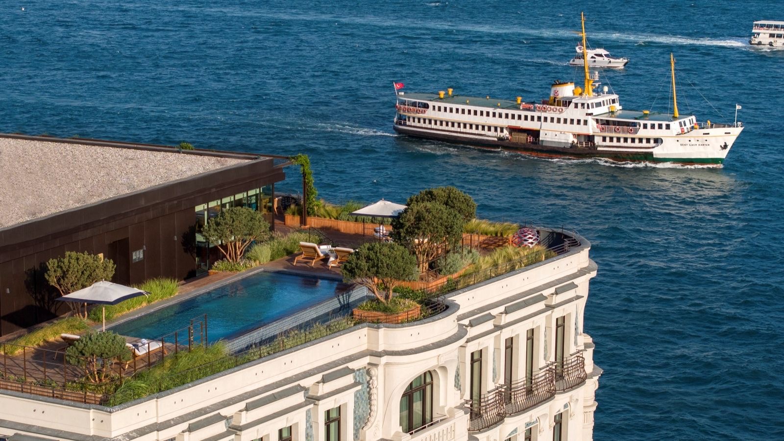 Приватная крыша The Peninsula Suite с панорамой Босфора