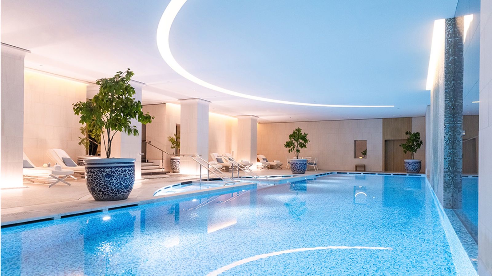 Крытый бассейн The Peninsula Spa