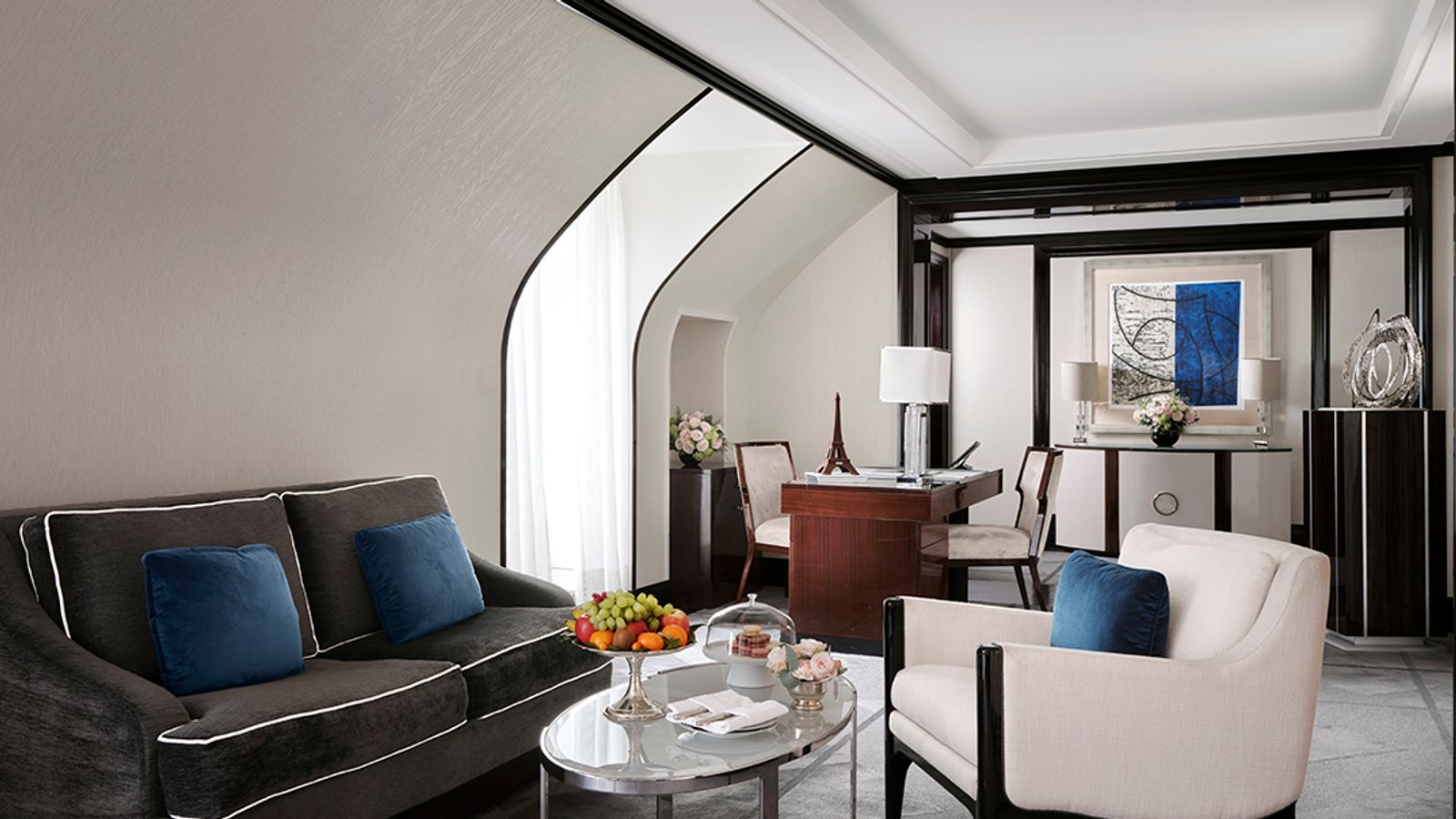 Гостиная Rooftop Eiffel Suite под мансардными сводами