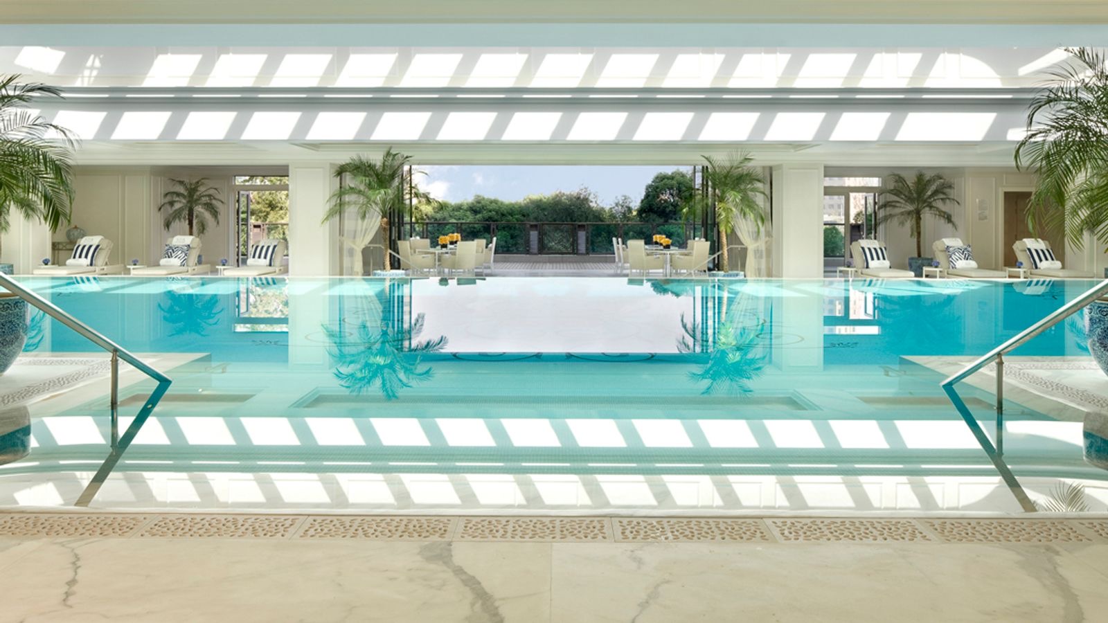 Крытый бассейн The Peninsula Spa