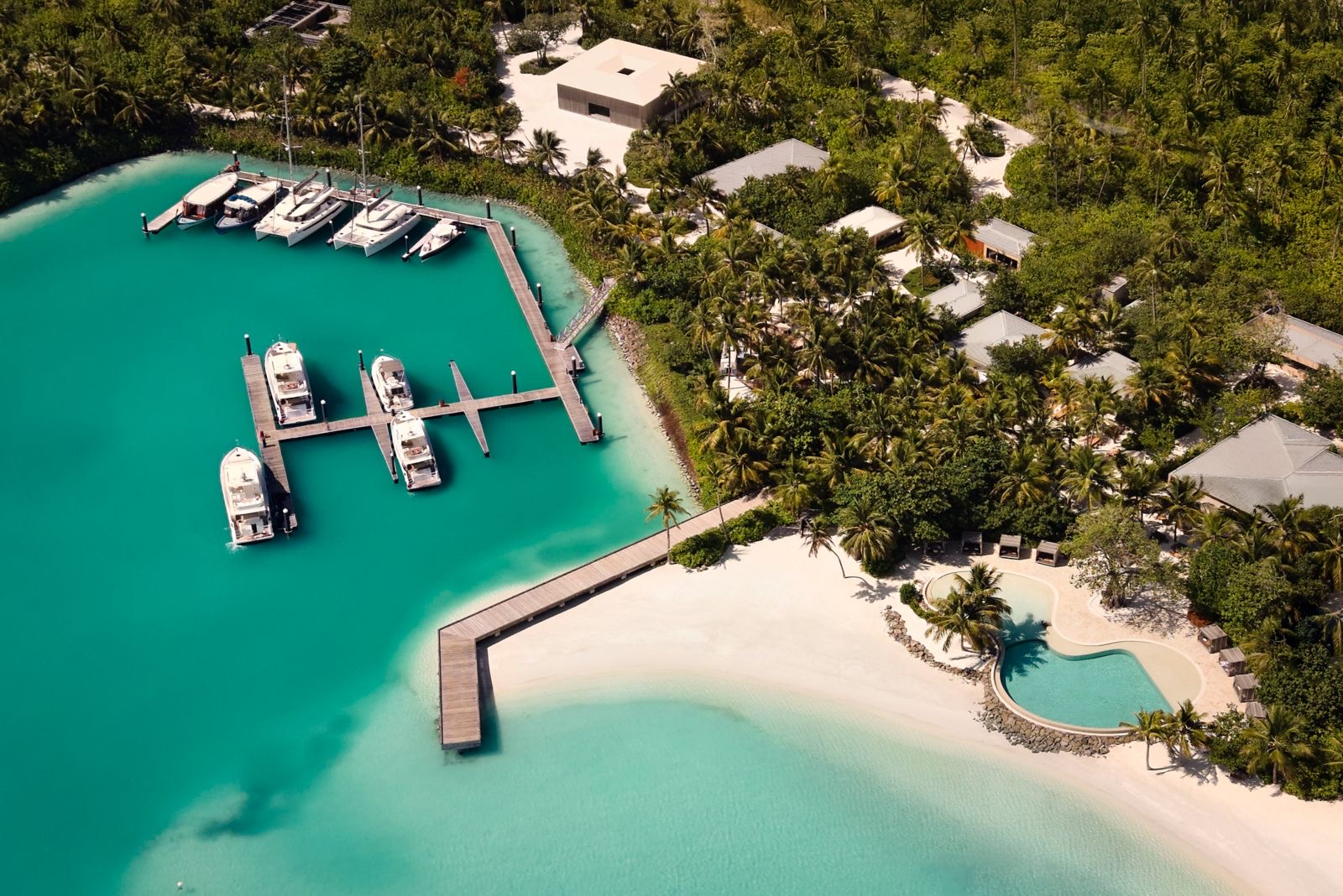 Fari Marina Village — бутики и бары