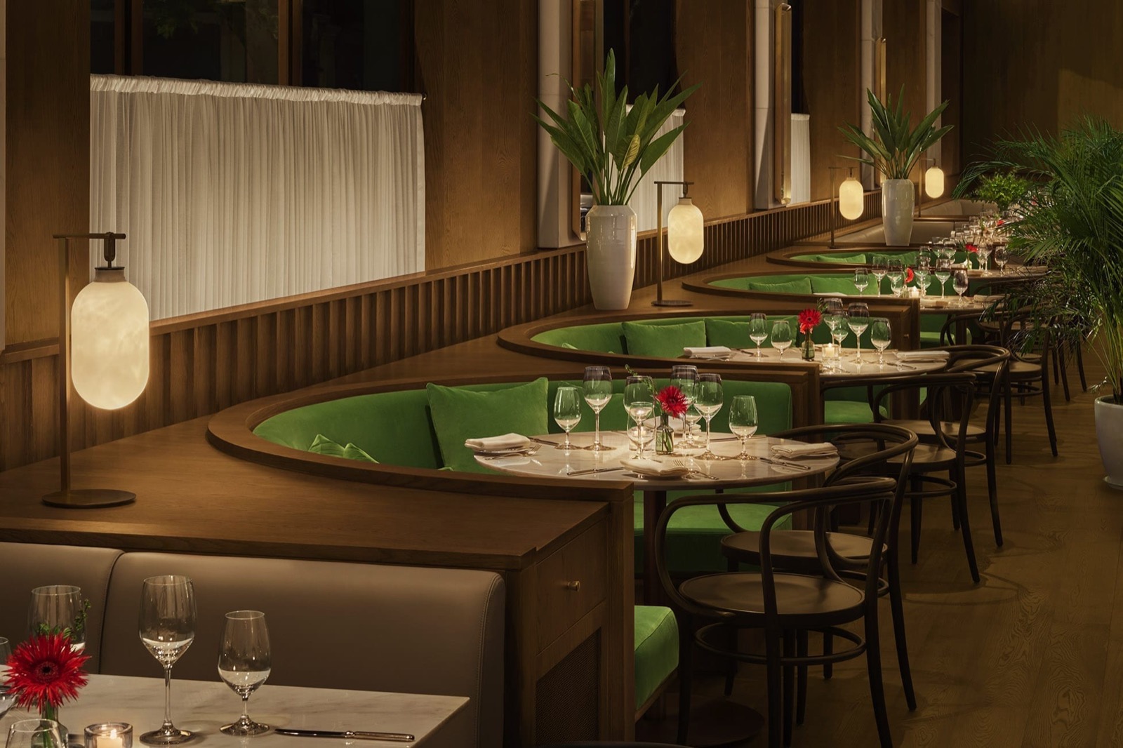 Ресторан Shanghai Tavern с зелёными полукруглыми диванами
