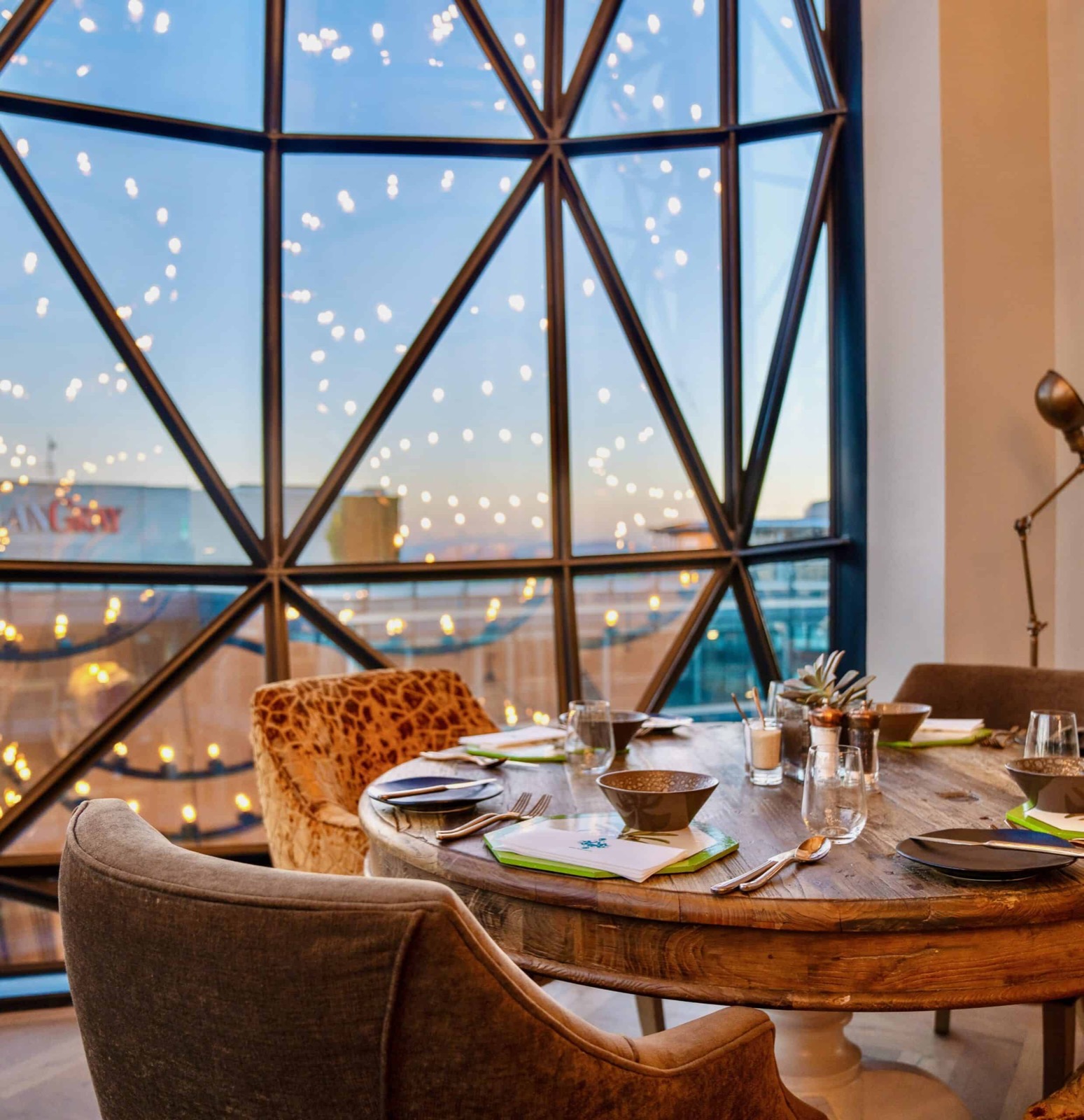 Ужин у панорамного окна на закате в ресторане The Granary Café