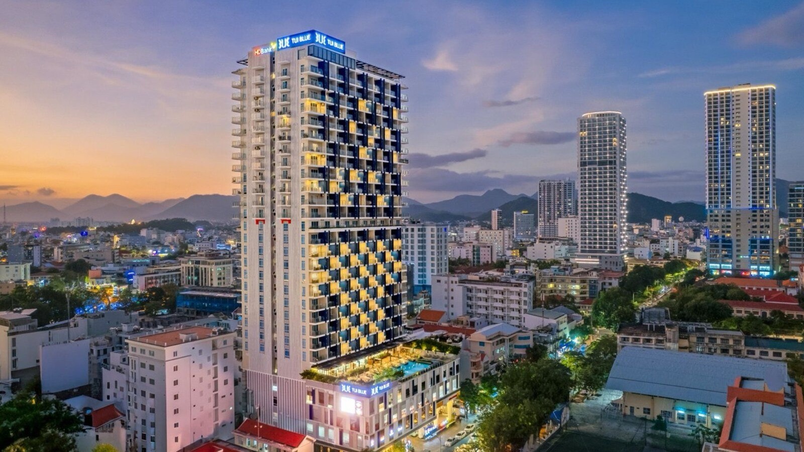 Башня TUI BLUE Nha Trang в сумерках над центром Нячанга