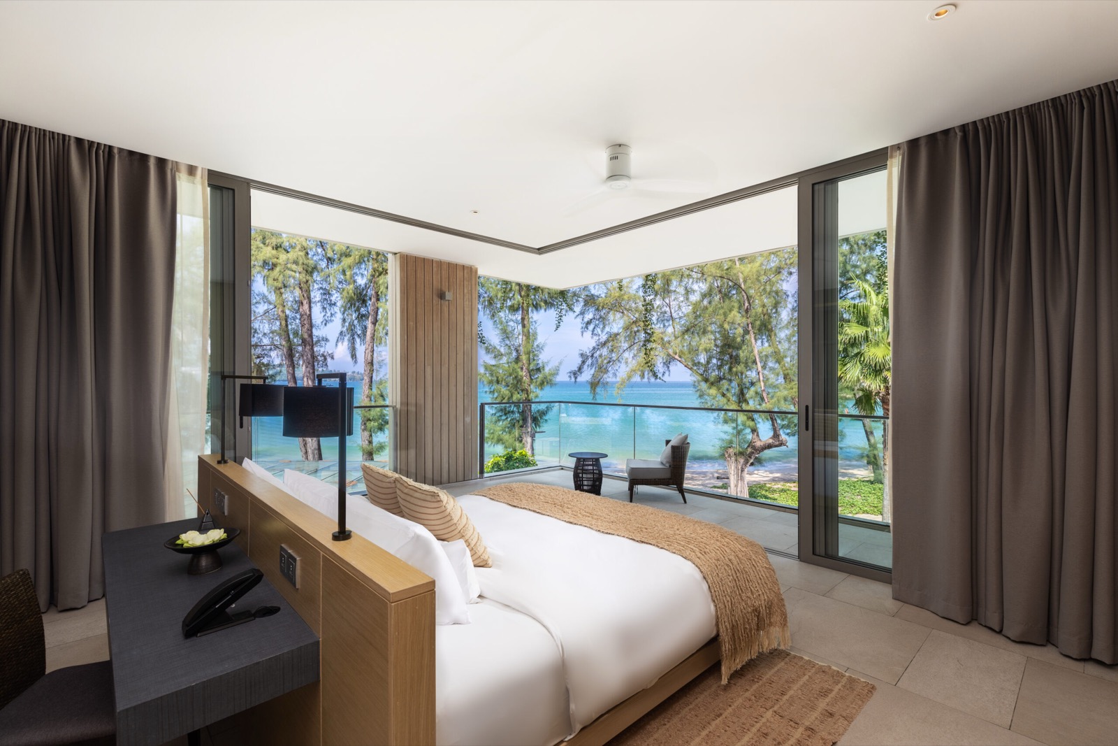 Спальня сьюта Azure Sea View с панорамным остеклением и видом на море