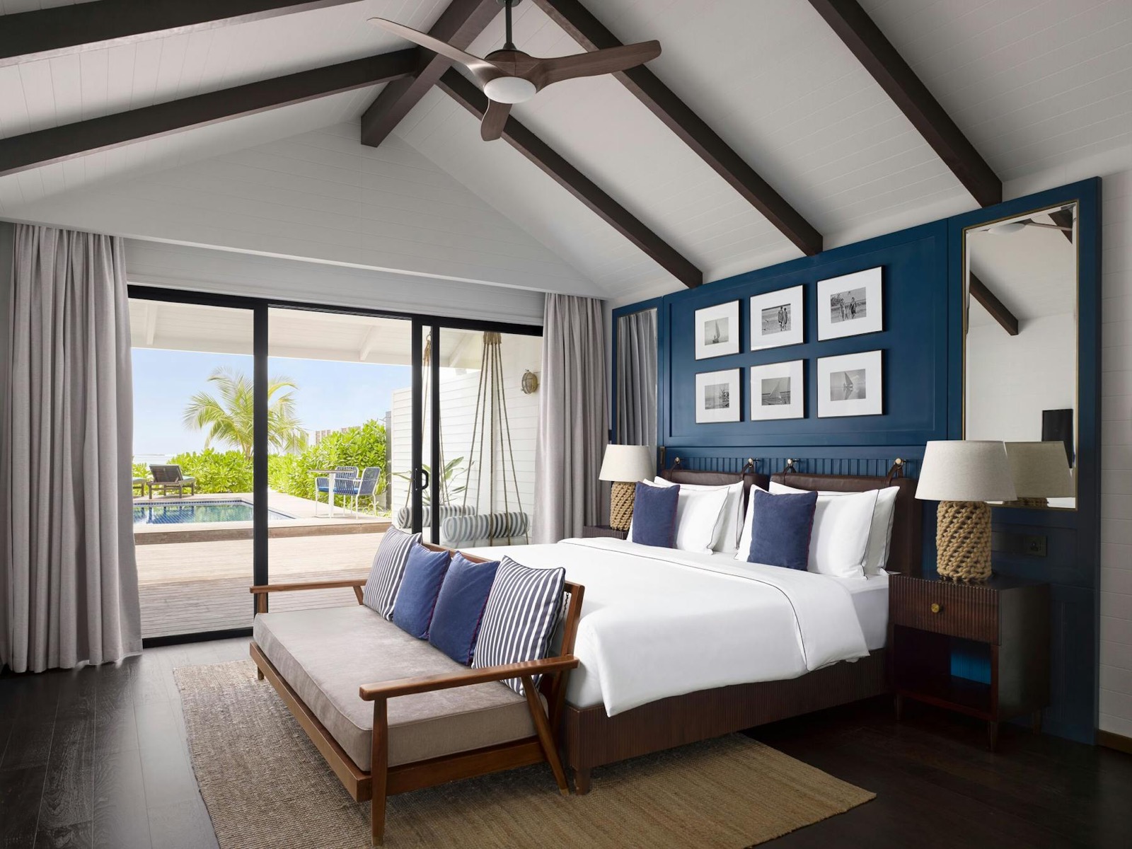 Спальня Deluxe Beach Pool Villa