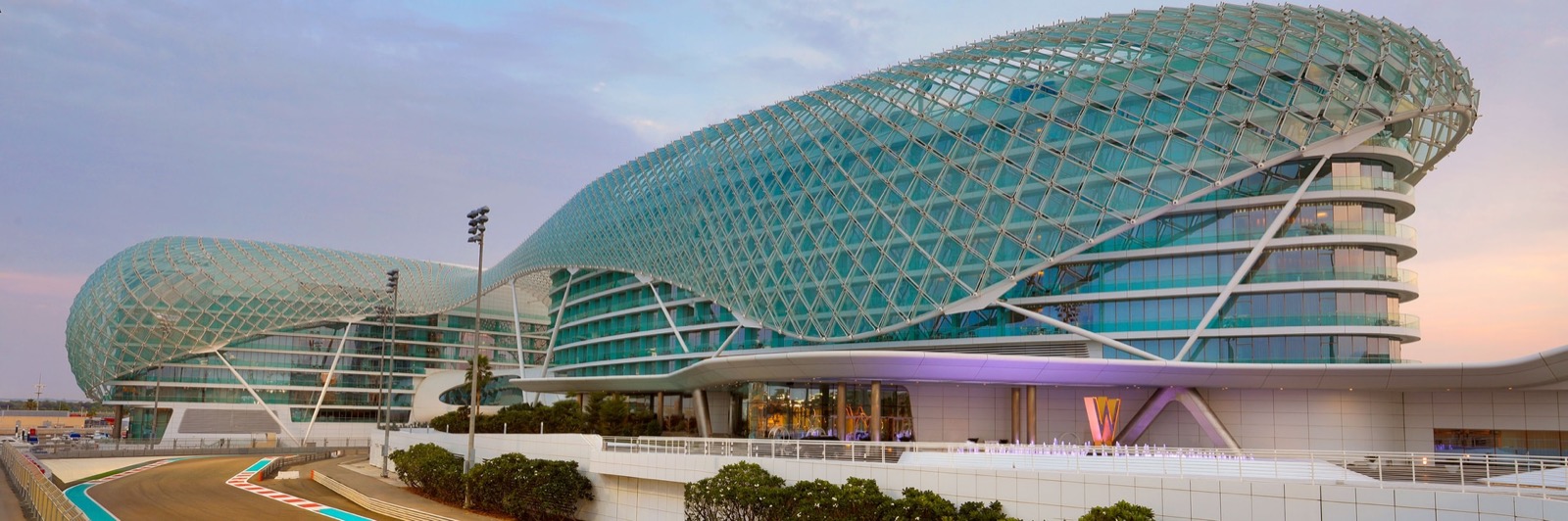 Две башни отеля, соединённые мостом над трассой Yas Marina Circuit