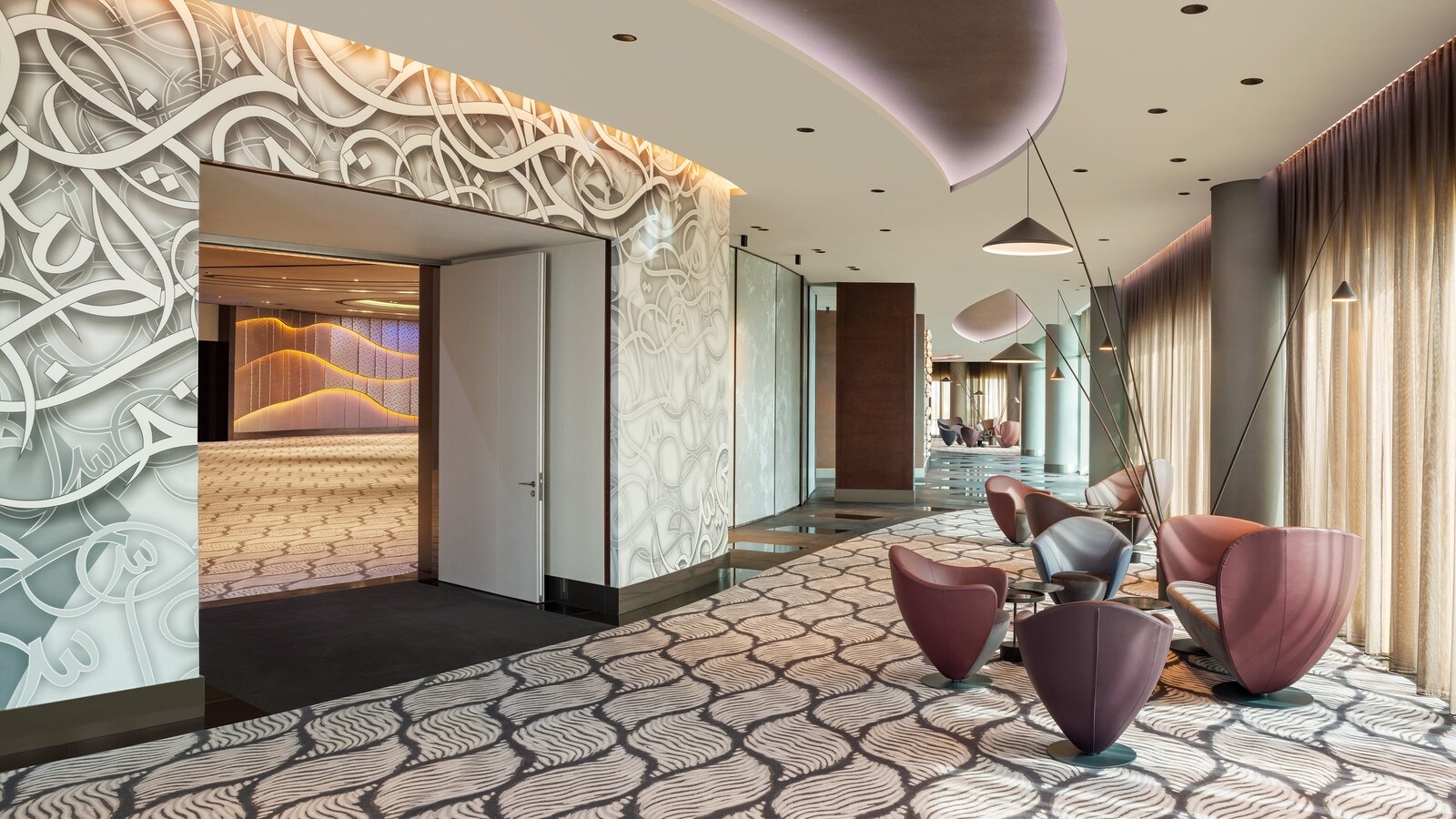 Great Room Foyer — парадное лобби-пространство отеля