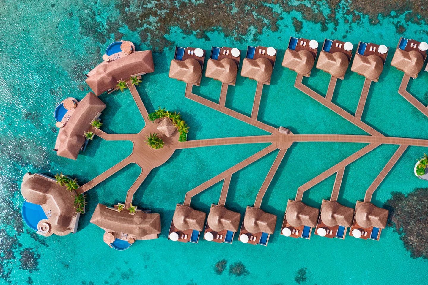 Вид с воздуха на оверотер-виллы W Maldives