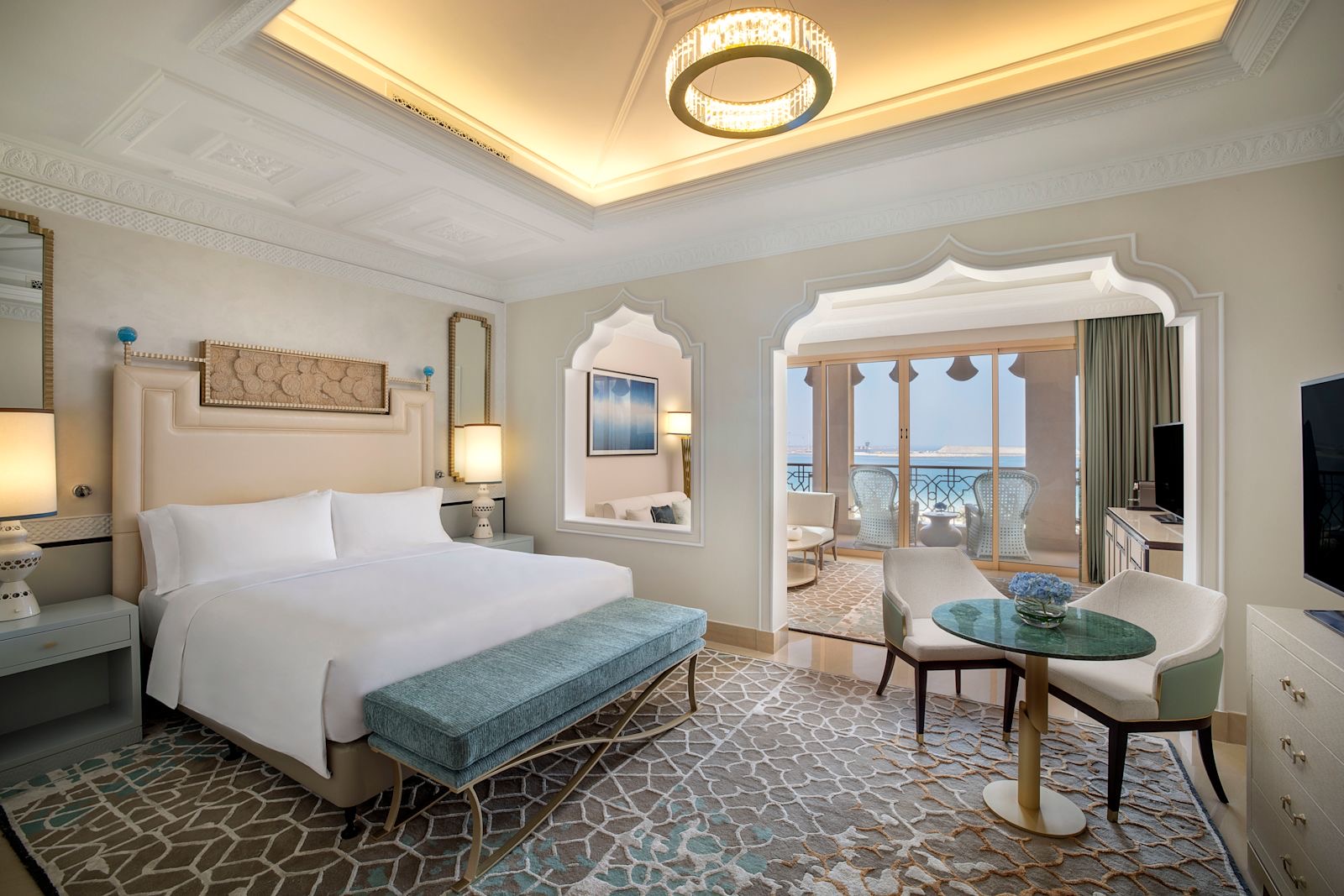 King Ocean View Junior Suite — арабские мотивы и вид на залив