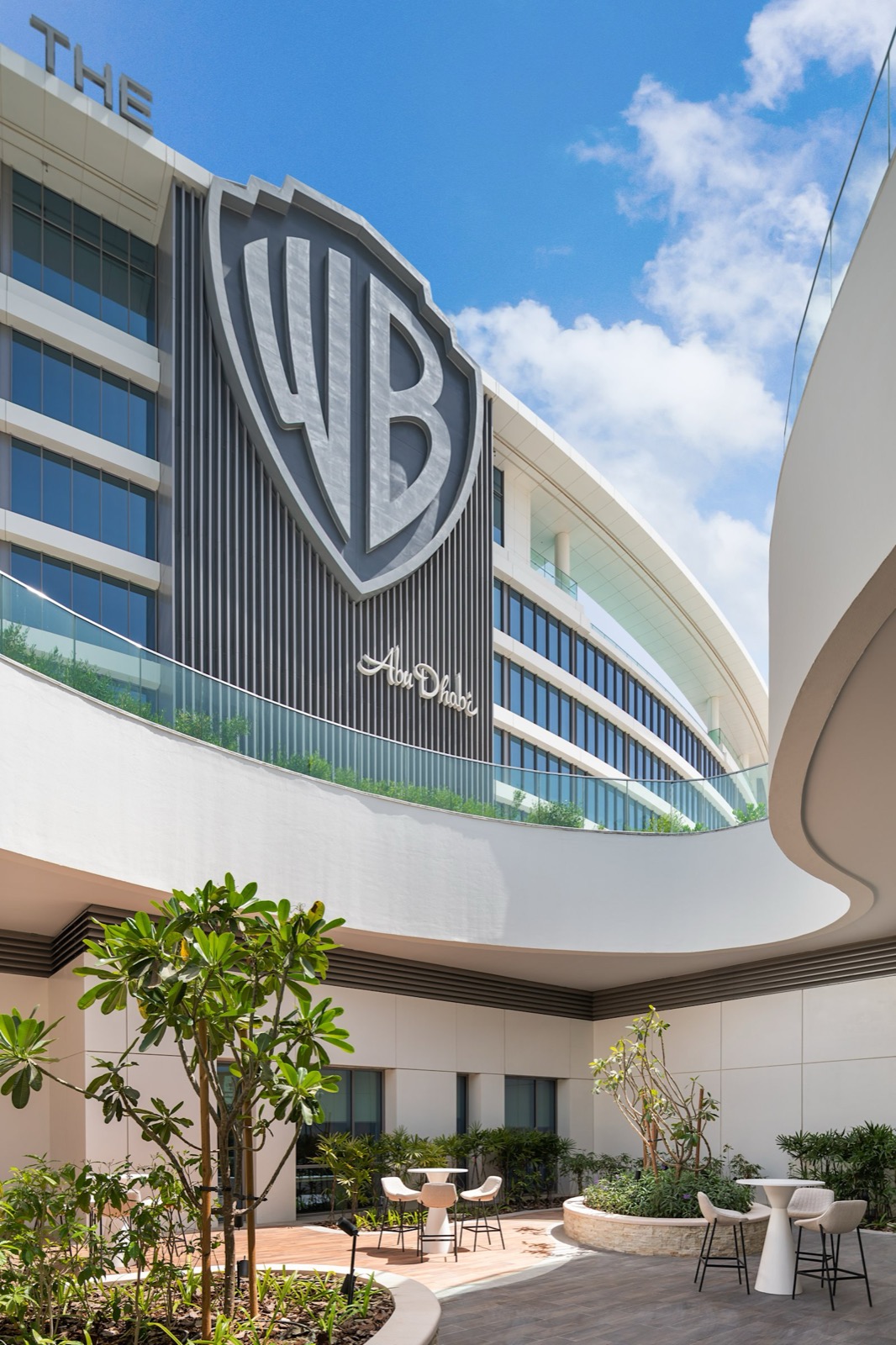 Фасад отеля со знаковым щитом WB на входной группе