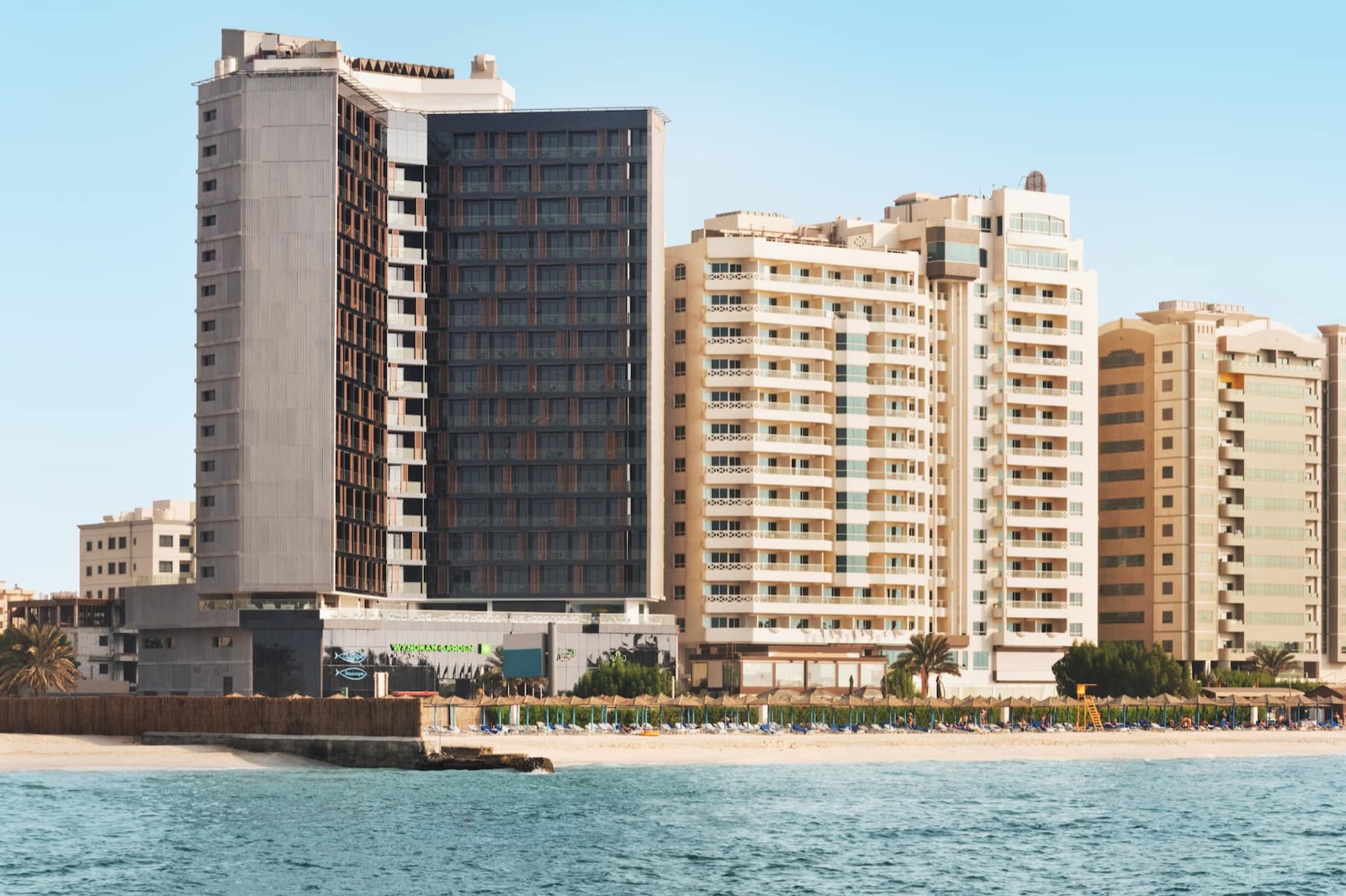 Фасад отеля на набережной Корниш Аджмана
