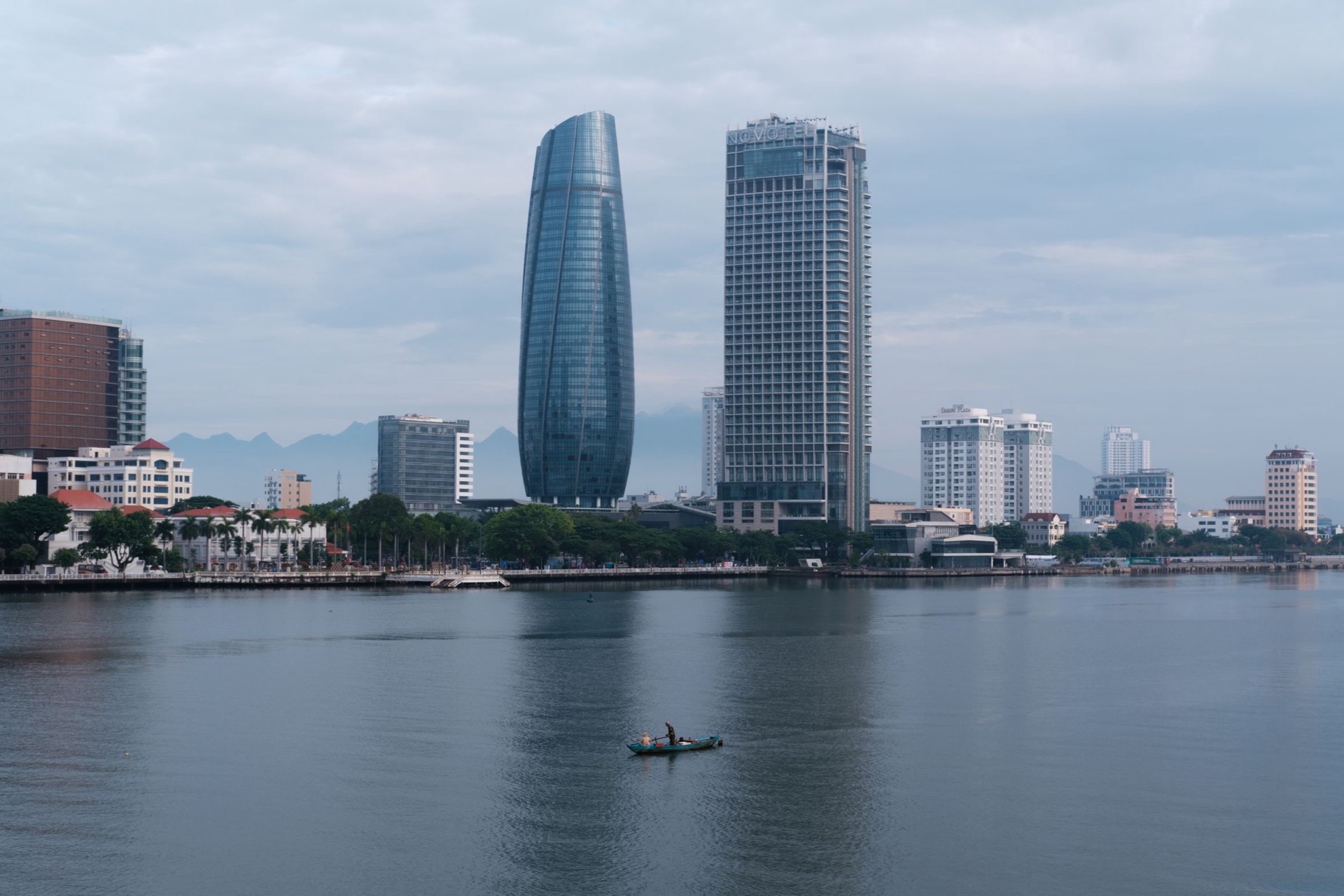 Высотки Дананга на берегу реки Хан, лодка на воде