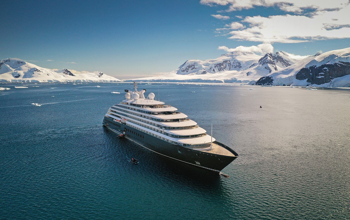 Scenic Eclipse у заснеженного антарктического побережья