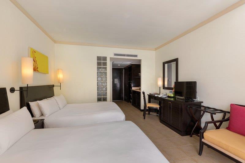 Family Room Garden View с двумя кроватями в Centara Kata Resort