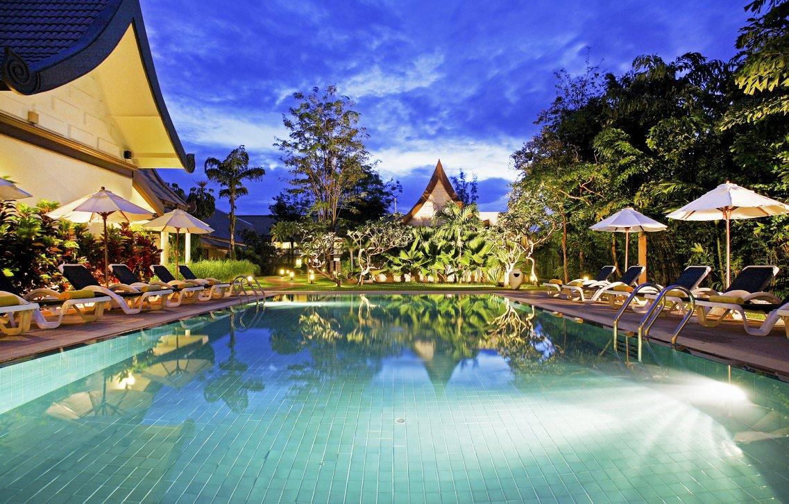 Бассейн и зелёная территория Centara Kata Resort вечером