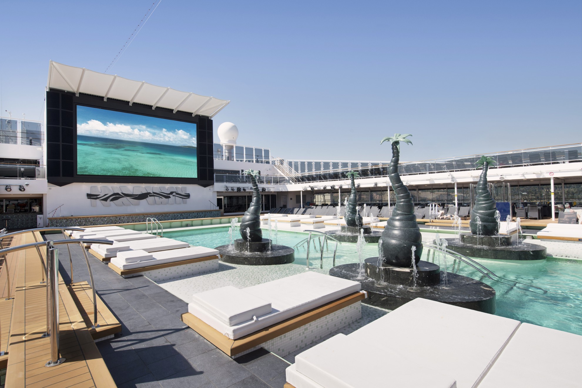 Открытый бассейн на палубе MSC Bellissima